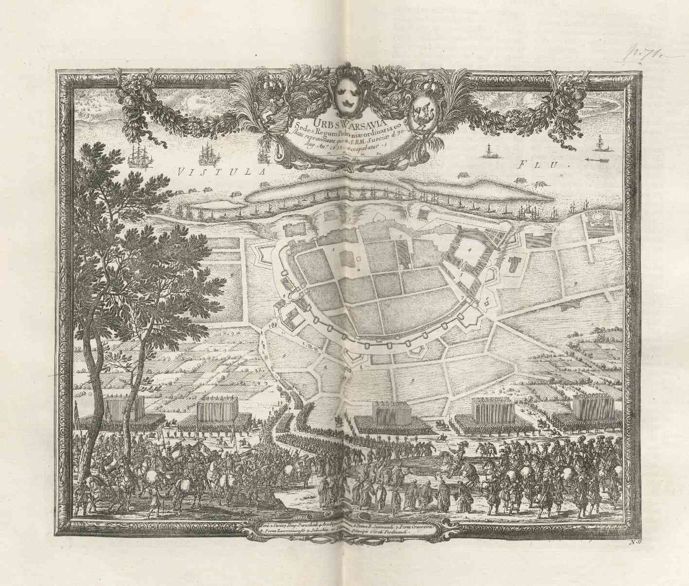 Rycina przedstawia widok z góry na miasto. Po lewej stronie wysokie drzewa. Na pierwszym planie wojsko i ludzie. Całość oprawiona w ozdobną ramę. U góry, pośrodku ramy, wici roślinne i napisy. Jest to Warszawa oblężona przez wojska szwedzkie.
