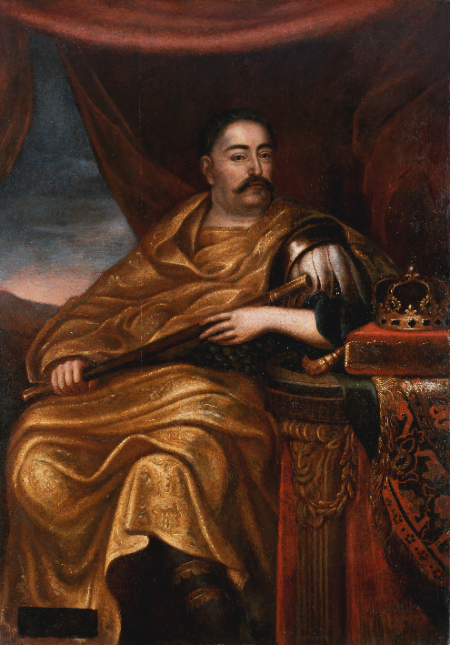 Portret Jana III Sobieskiego. Król siedzi na tle kotary i pejzażu. Ubrany w zbroję i złoty płaszcz. W ręce trzyma długi przedmiot. Jedną rękę opiera na stole na którym leży draperia i złota korona. Król patrzy przed siebie. 