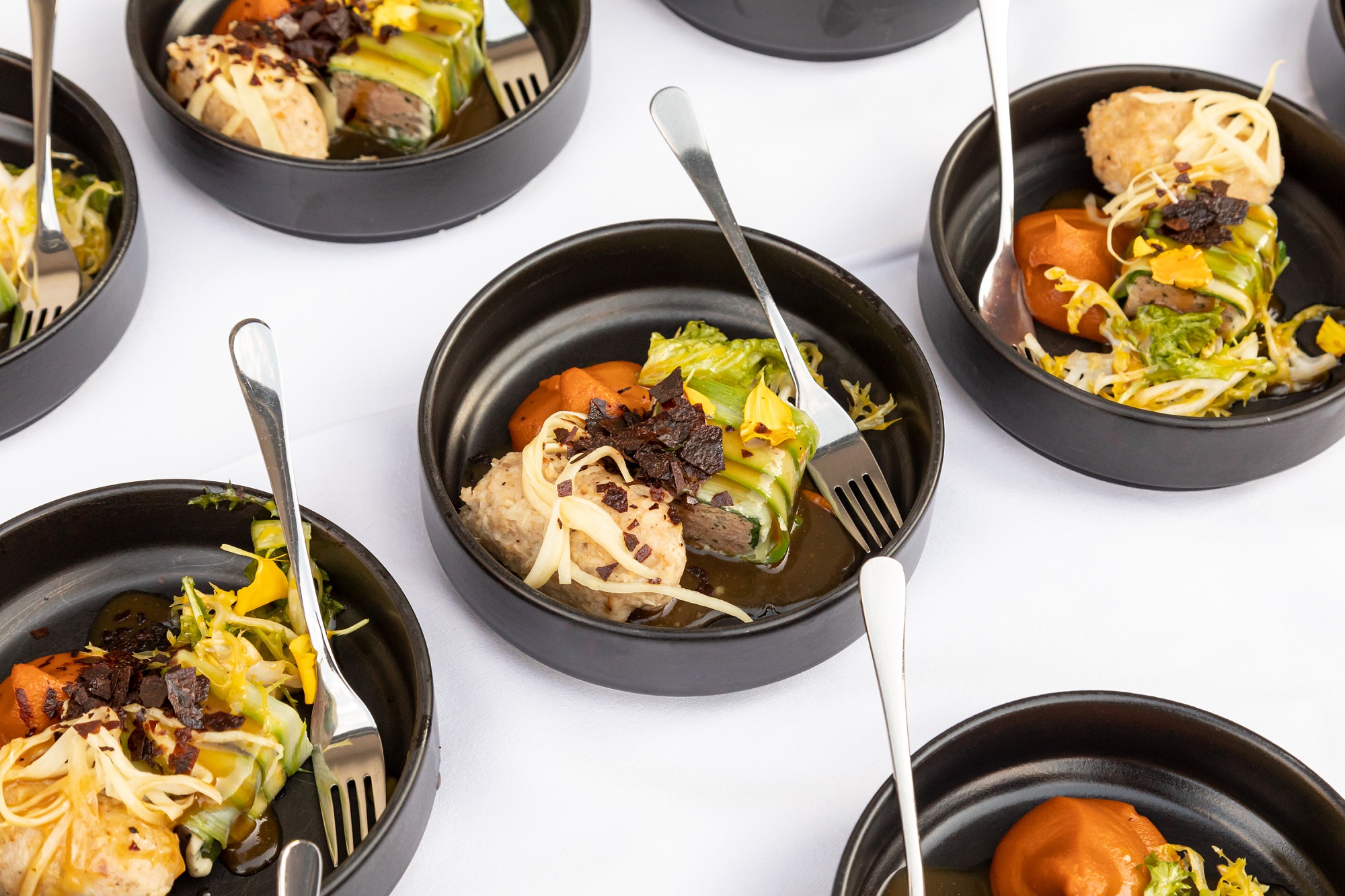 Kolorowa kompozycja składająca się z pięciu różnych zdjęć. Na zdjęciach kolorowe potrawy.