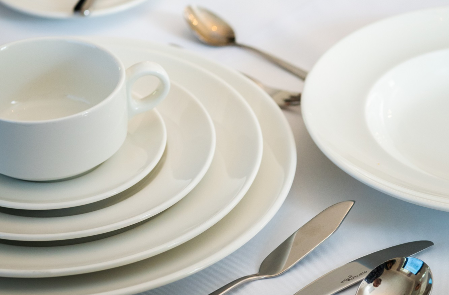 Widok na pałac w Wilanowie. Uwagę zwraca ciemne, zachmurzone niebo.