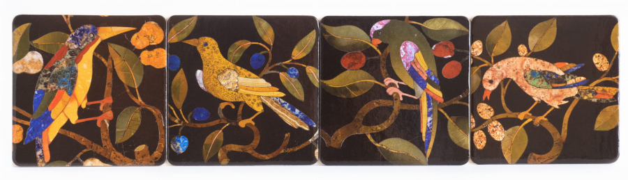 Podkładki korkowe z fragmentami stołu z Galerii Krajobrazów, przedstawiajęce ptaki siedzące na gałęziach z liśćmi. 