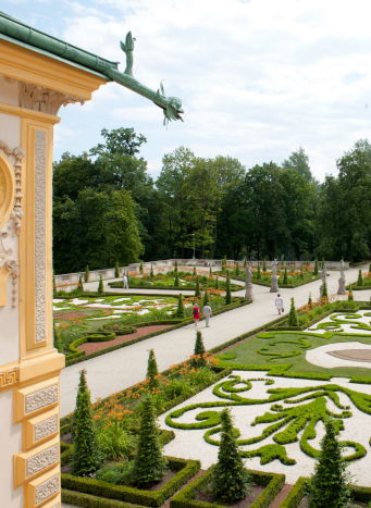 Zdjęcie przedstawia barokowy ogród przy Pałacu Wilanowskim.