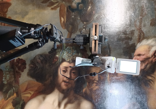 Specjalistyczne aparatury badają obraz.