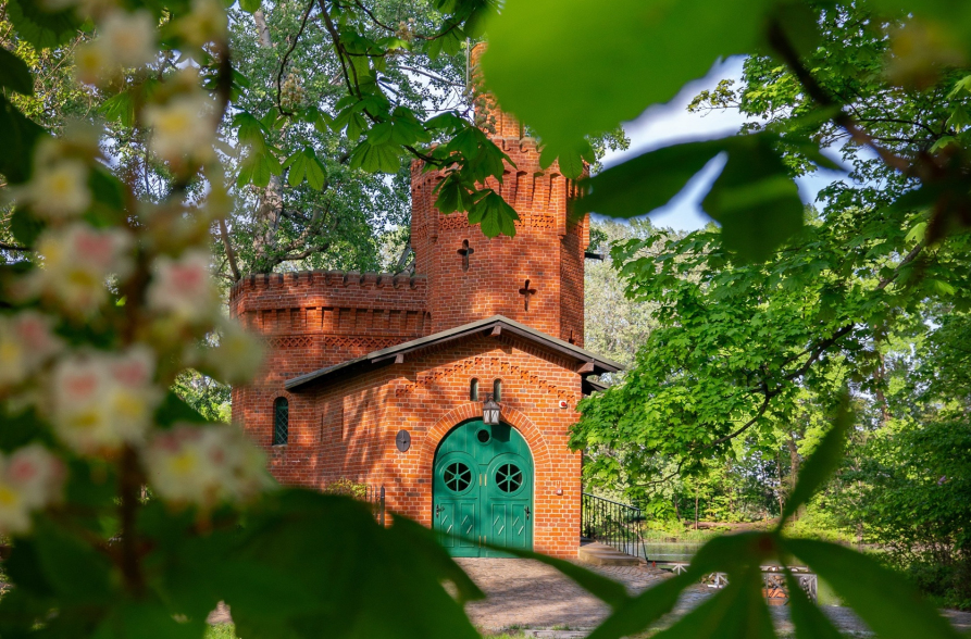 Budynek Pompowni nad jeziorem