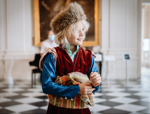 Chłopiec w historycznym stroju